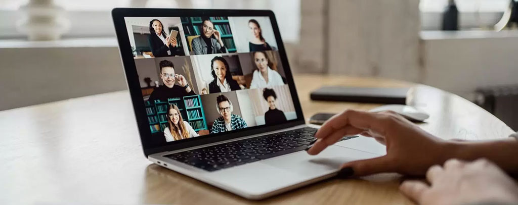 Immagine anteprima sezione Distance Learning : pc laptop aperto su una videocall