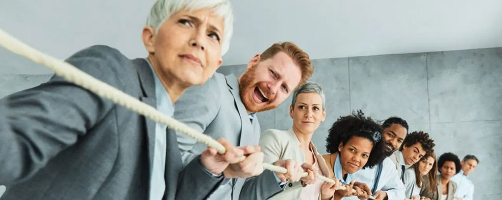 Immagine anteprima sezione Team Building : Gruppo di colleghi che, unita, tira una fune